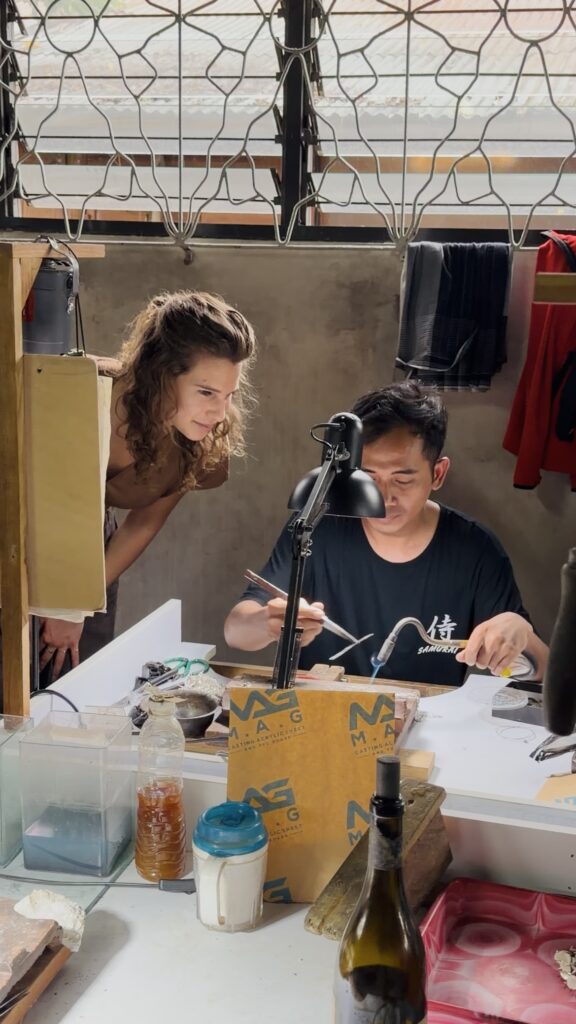 Bezoek aan een zilversmid in het atelier op Bali